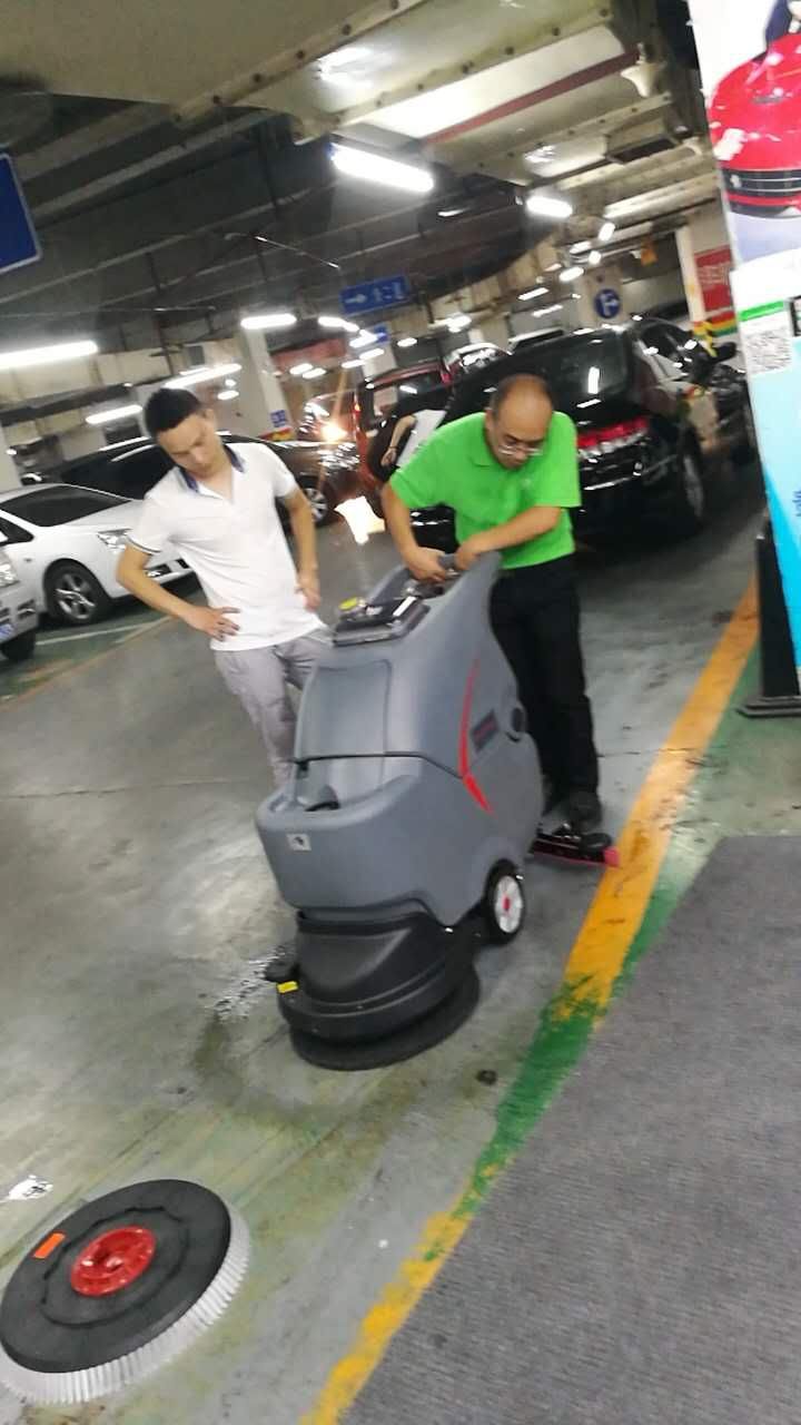 工廠車間環(huán)氧地面不好清洗怎么辦？洗地機(jī)是個好幫手